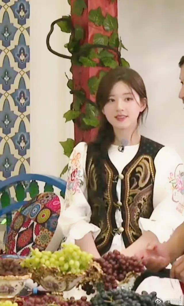 综艺《奔跑吧》直播截图中的赵露思小姐姐以及新疆收官路透哦