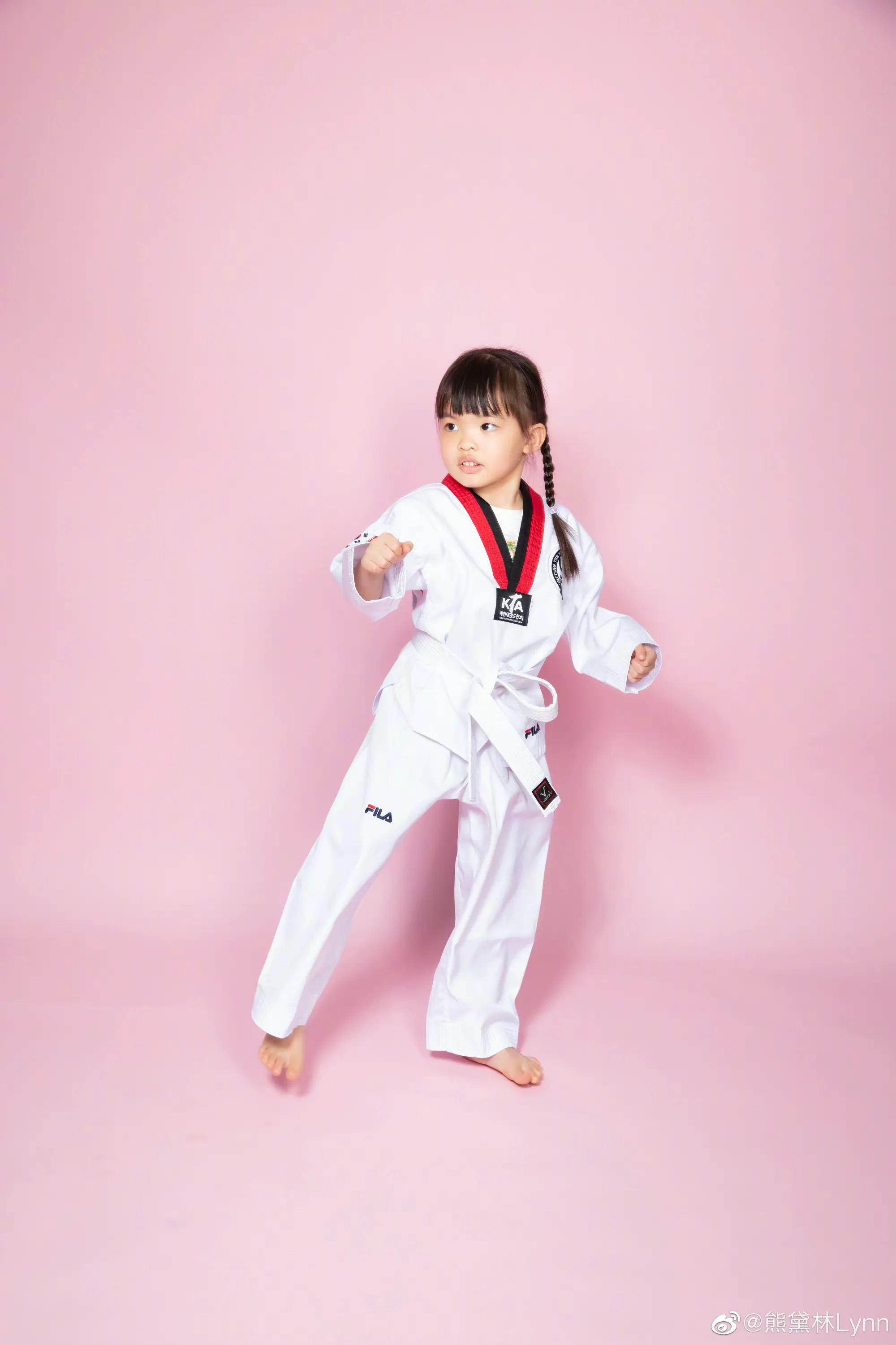 熊黛林为4岁双胞胎庆生，晒全家福温馨有爱，郭可盈女儿也送祝福