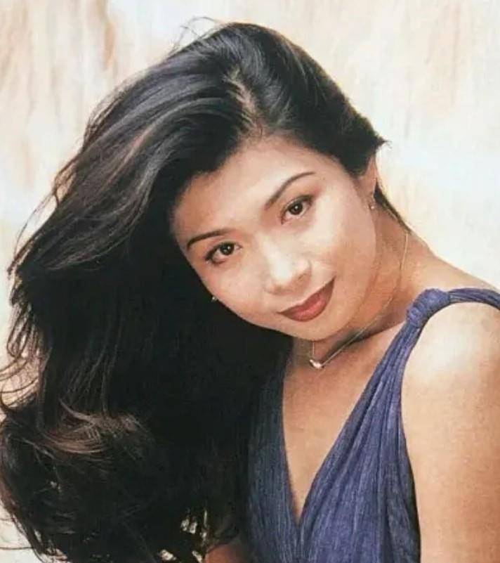 她艳而不俗媚而不娇,不参加大佬饭局,拒绝已婚成龙,今59岁单身