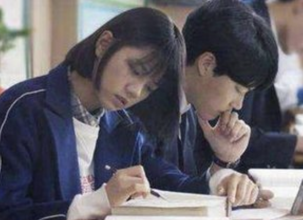 一男大学生给女生塞糖，却被同学视为恶作剧，网友：他长得像邓伦