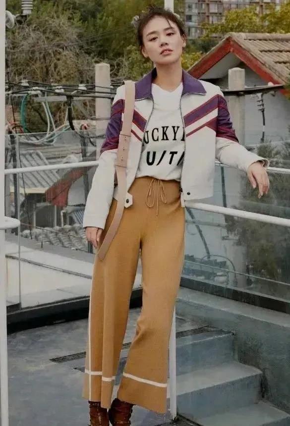 马思纯丸子头青春有活力，小巧的五官，圆圆的眼睛显得特别有神