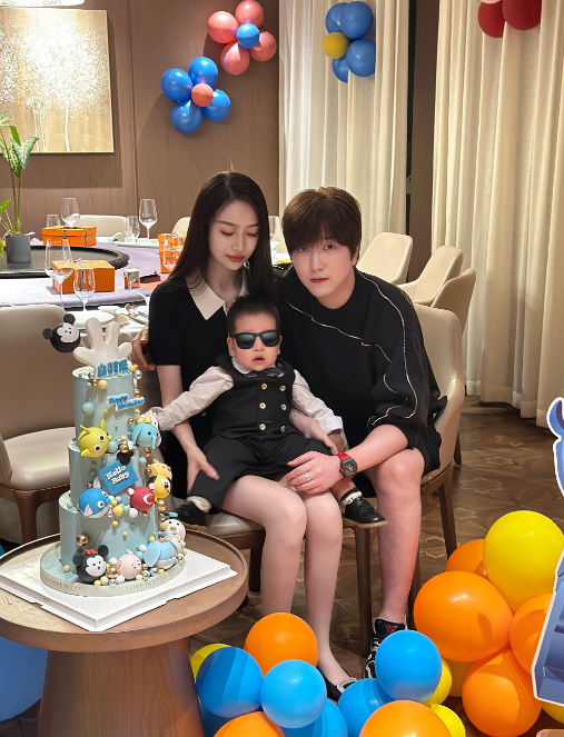 千万网红白冰自曝已婚,妻子撞脸女星却被骂太丑,男方年入7200w