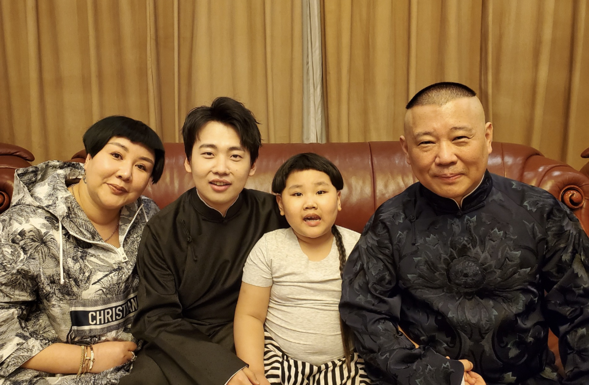 郭德纲晒全家福为妻子庆生,弟弟肚子超大,被郭麒麟牵手兄弟情深