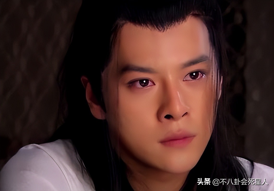 厚嘴唇、大鼻孔、长方脸，这7位男星看似很帅，实则奇怪