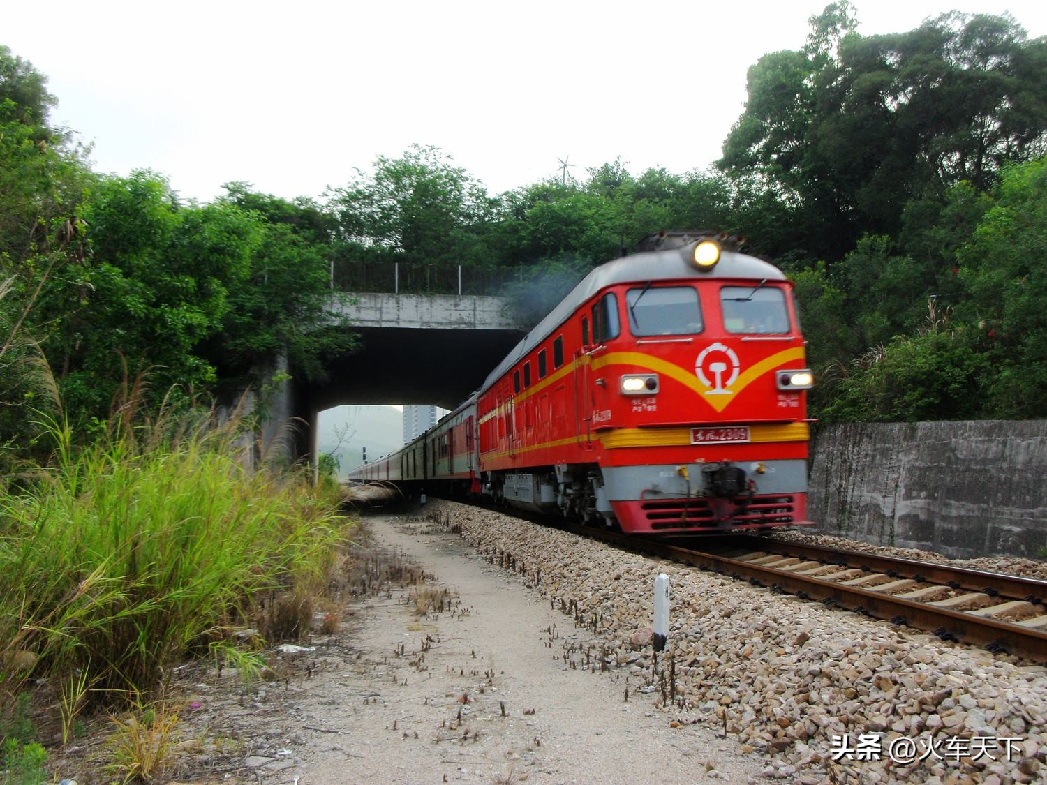 客车要增加一节发电车为空调车厢供电,发电车则是编挂在列车其中一端