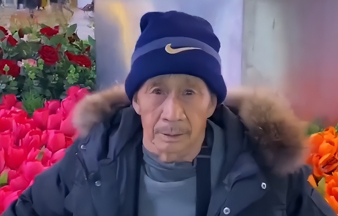 女婴被50岁老汉捡到，24年后身价千万，如今卖公司陪着养父去旅游