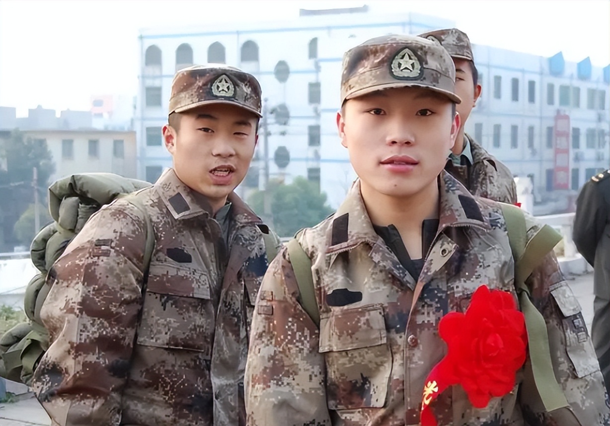 当2年义务兵的大学生，退伍后能拿到多少钱？想参军要知道