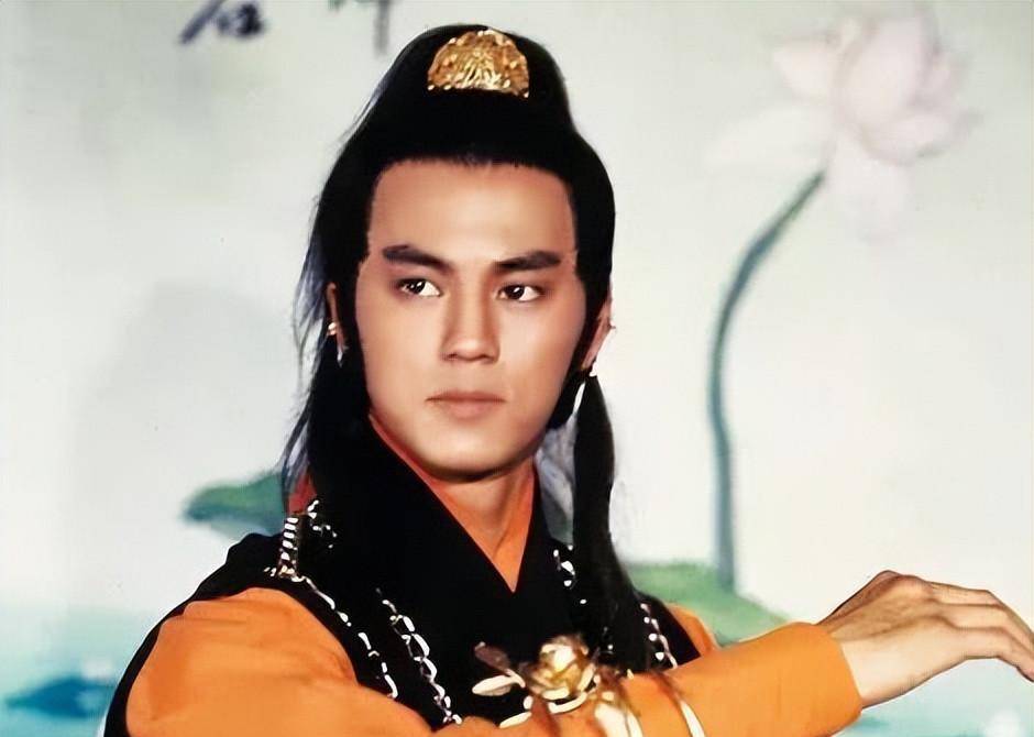 但当时的狄龙和周润发出演《英雄本色》两人风头正盛,大家还没有走出"