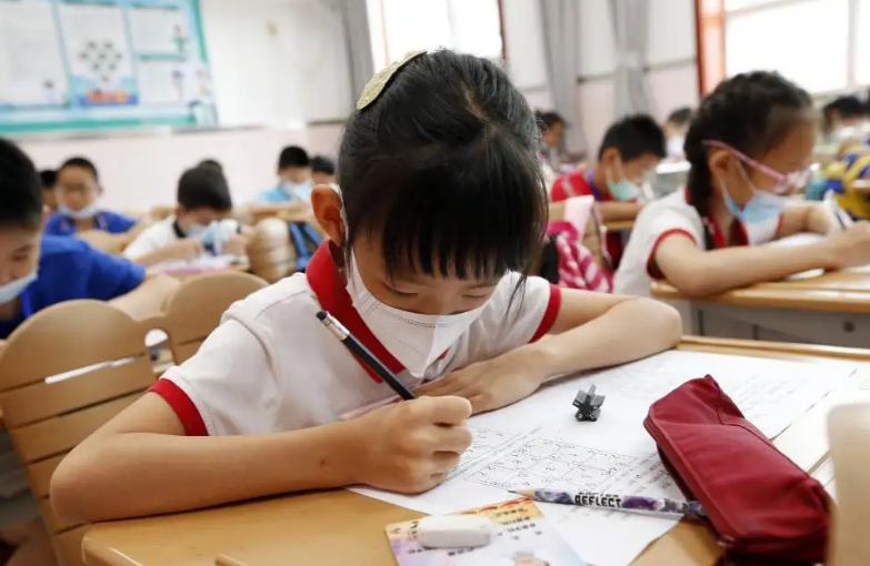 “放假通知”来了，多地公布2022中小学放假时间，家长有些为难