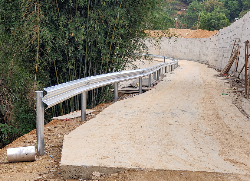 农村公路弯道多，安装护栏，行车心安