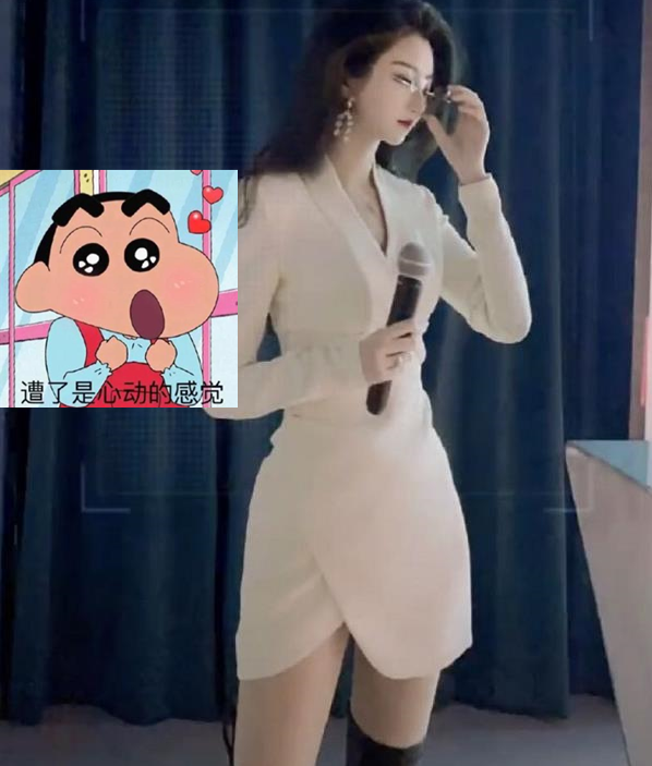 大学女教师因颜值高走红，好像行走的洋娃娃，大学生们争着来上课