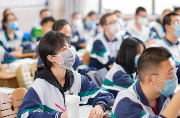 高考结束别闲着，学生抓紧办“一档三证”，晚了影响大学正常入学