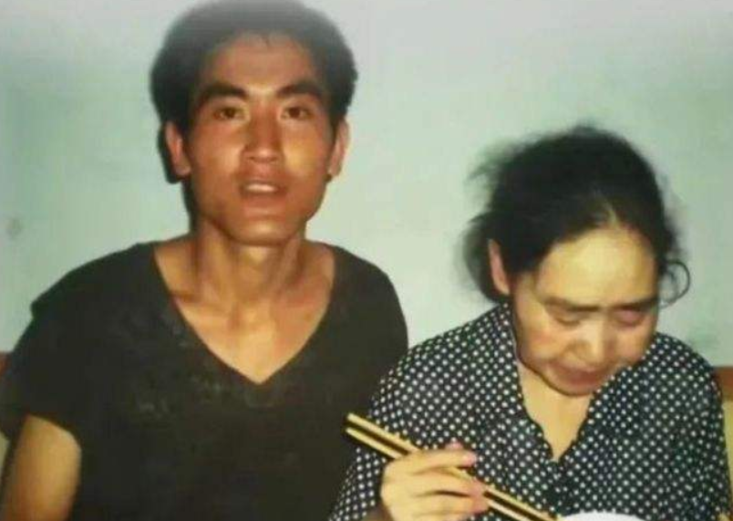 19岁背“疯母”千里求学，贵州第一孝子刘秀祥，后来成了副书记