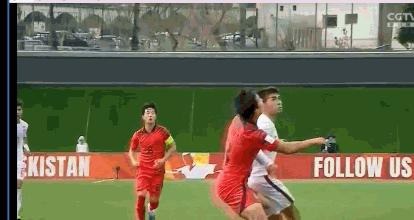 霸气红牌！国足1：3韩国，裁判6次争议判罚让安东尼奥咆哮