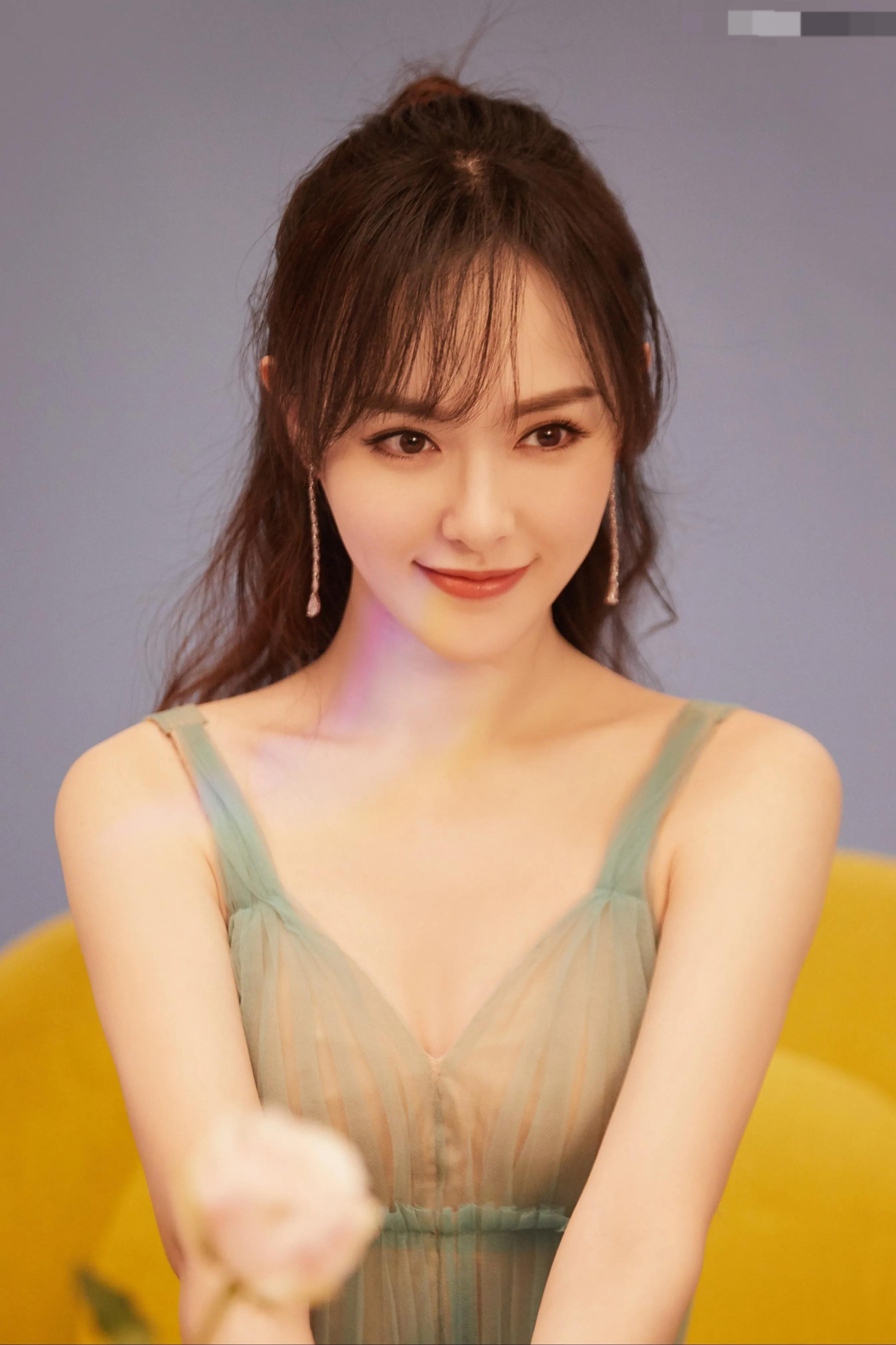 唐嫣蓝色礼服，好清纯