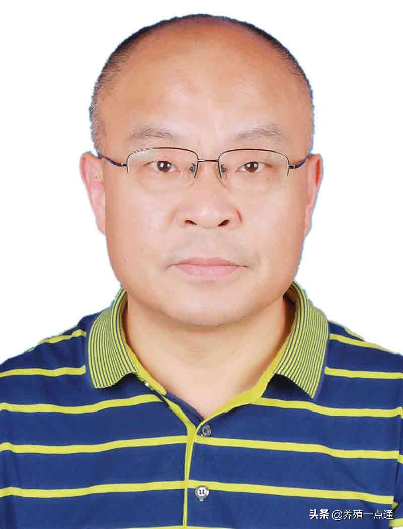 李拥军，江苏射阳人，扬州大学教授、博导，畜禽繁育专家