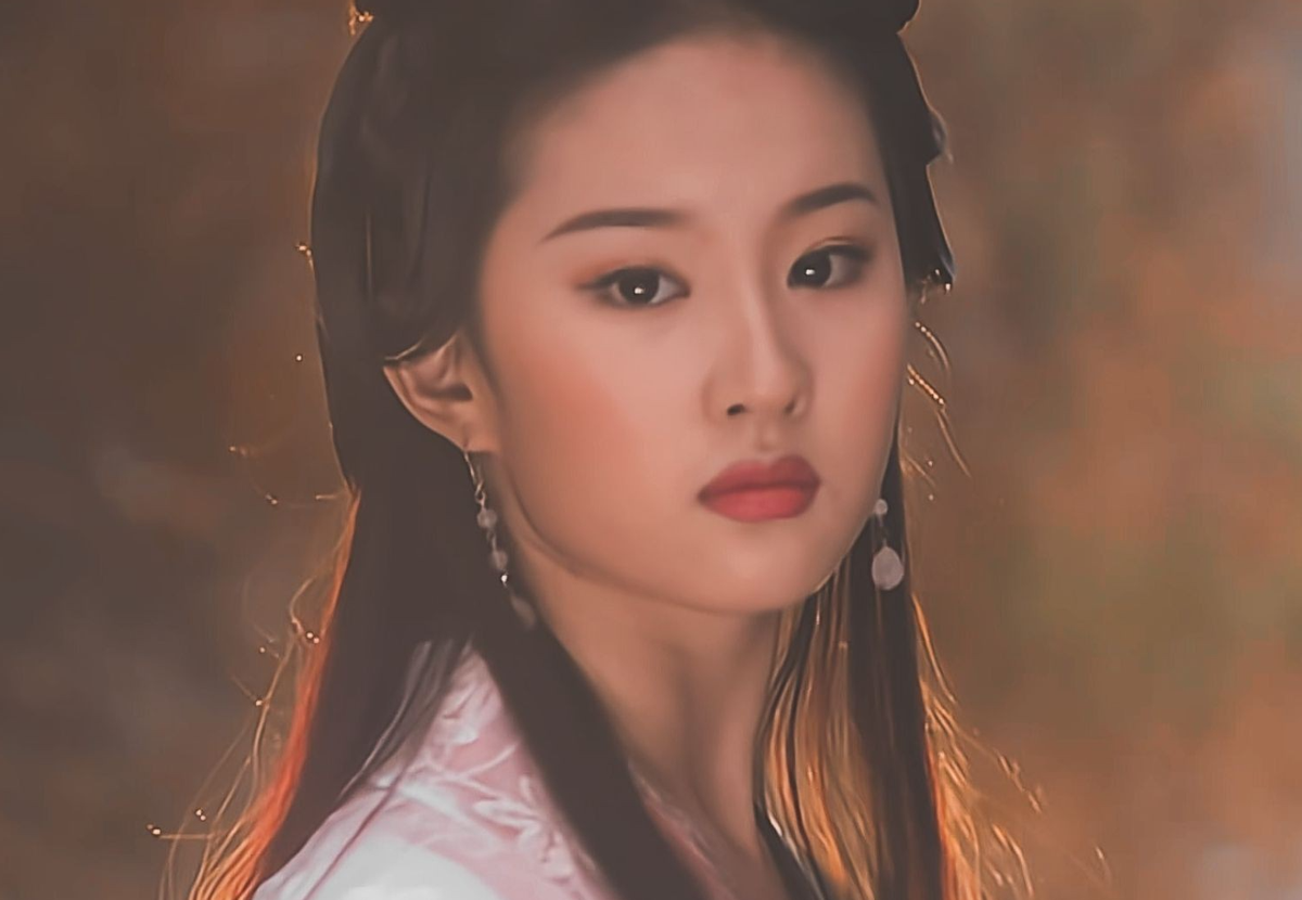 "回眸一笑"真的不要硬演,有人一眼万年,有人想给她按回去