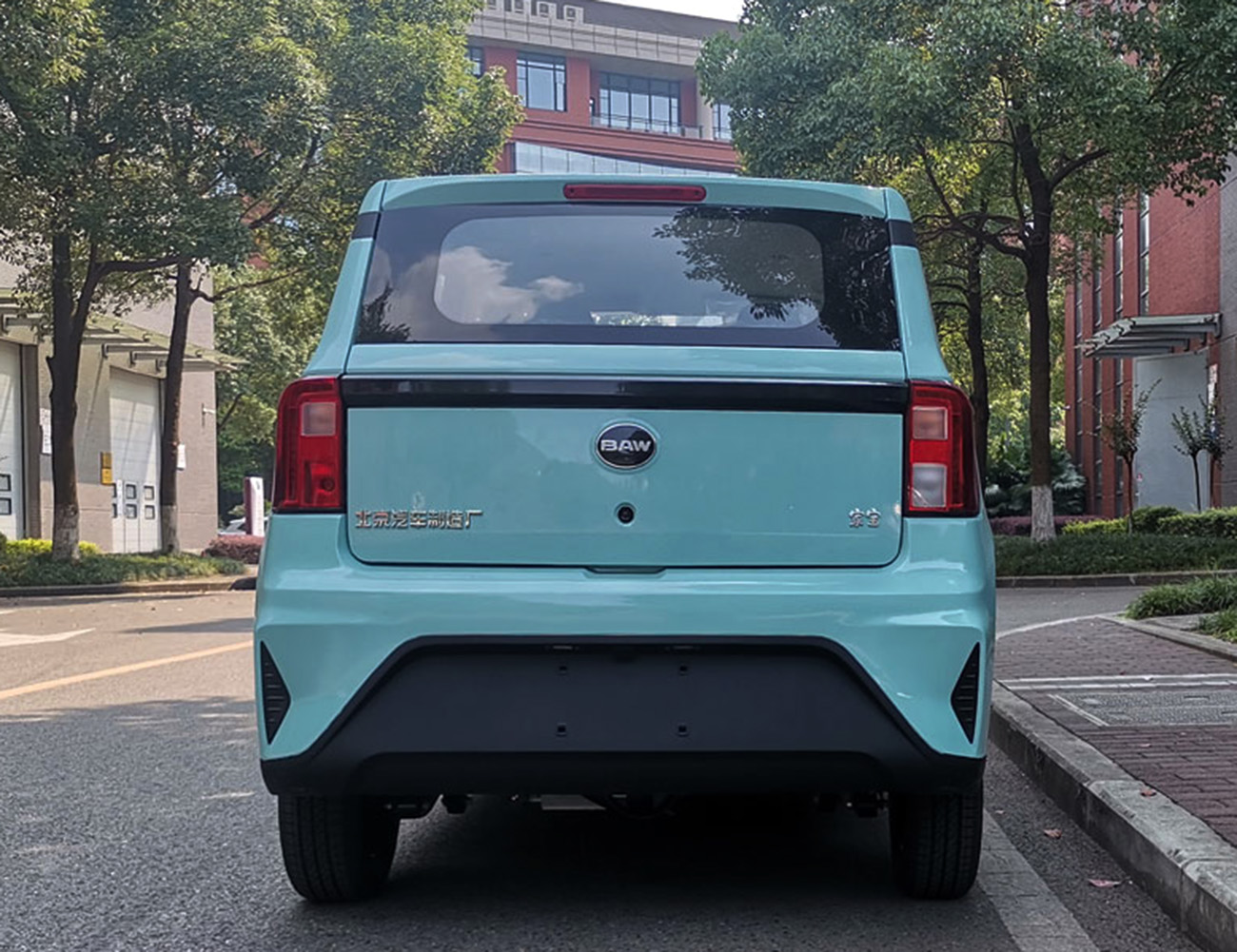 北汽制造新款代步小车曝光，外观很前卫时尚，5门4座，续航200km