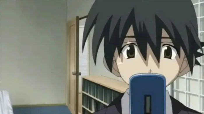 水壶烧开的声音尖锐如蜂鸣,诚哥刚刚看完西园寺世界的短信,她人就已经