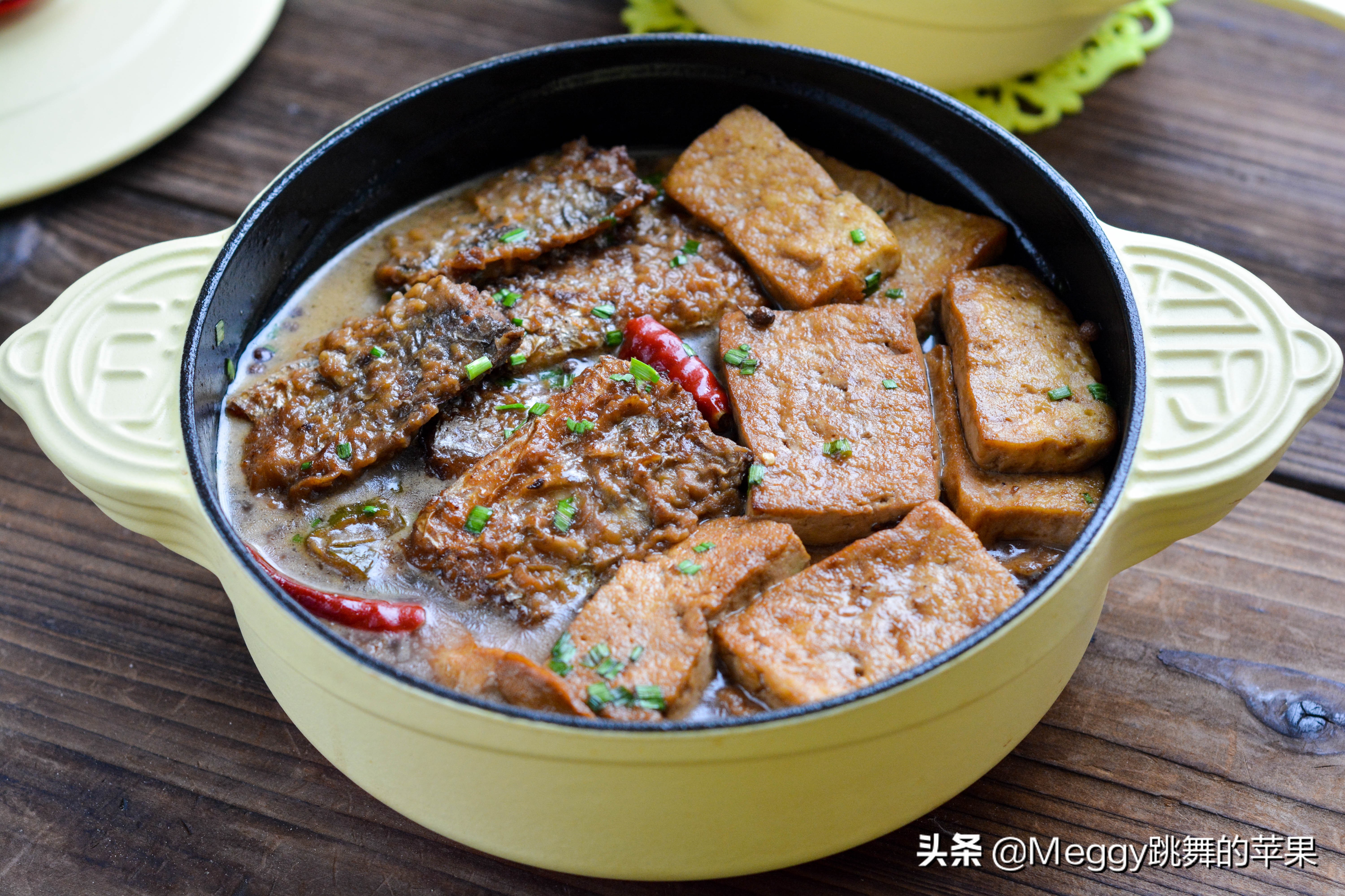 带鱼炖豆腐，让人吃一口就不停嘴的家常菜，一滴汤都舍不得剩