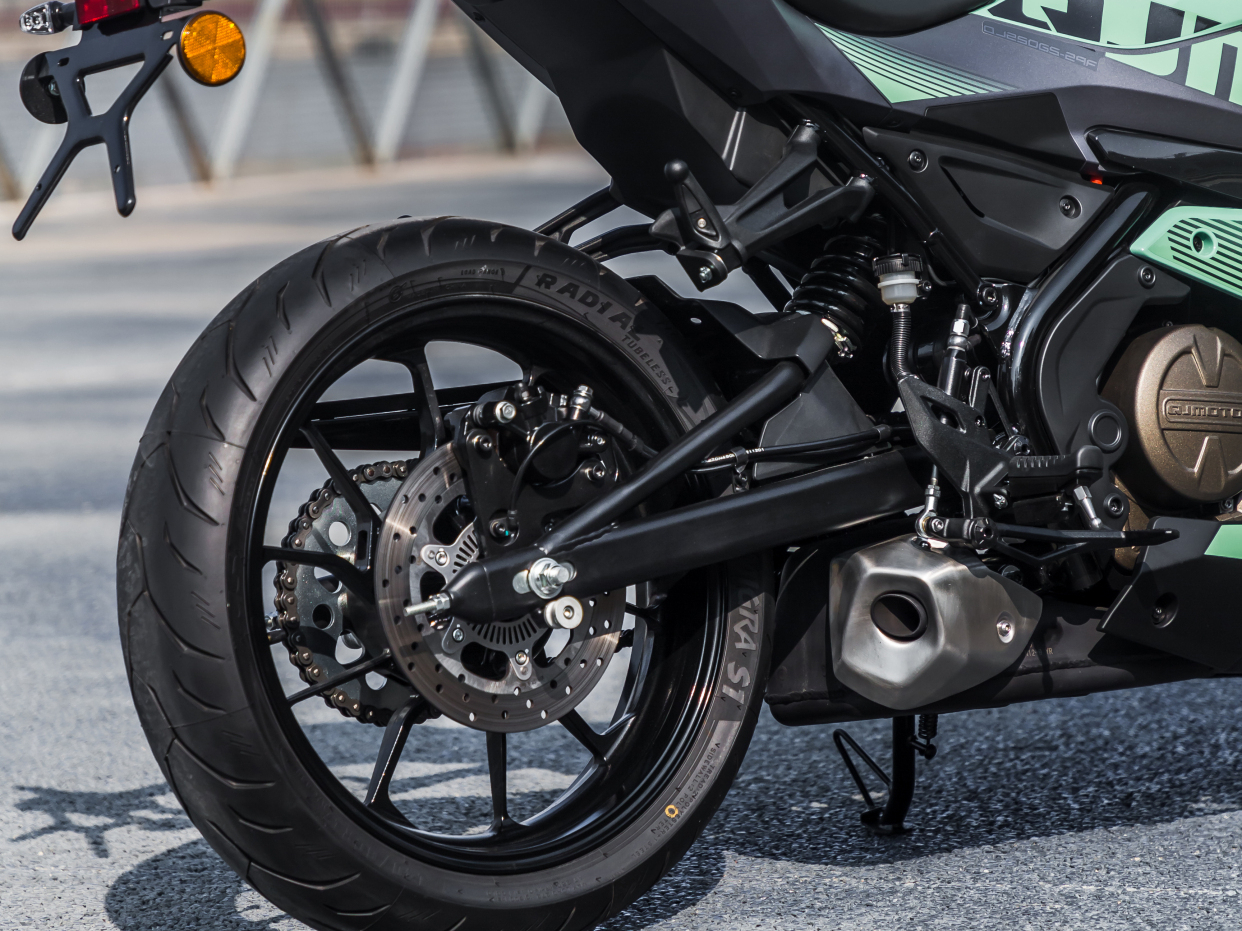 赛车摩托车多少钱(qjmotor赛250,入门级单缸双摇臂仿赛,功率20.