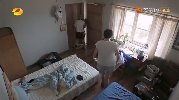 《向往的生活》许知远姚安娜同样是看书，一个真学霸，一个世另我