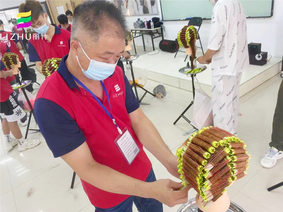 怎么使用卷发棒（卷发棒怎么用？广西美发烫染技术学校课件分享）