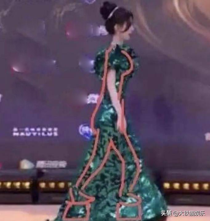 当“小个子女星”与高挑女星红毯撞衫，单看挺美，一对比高下立见