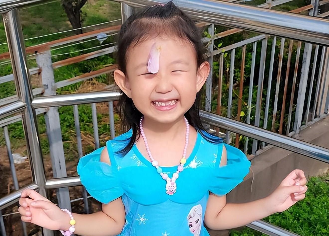 上海走失女童妈妈回应专心带儿子忽略女儿,蓝裙子增加了风险!