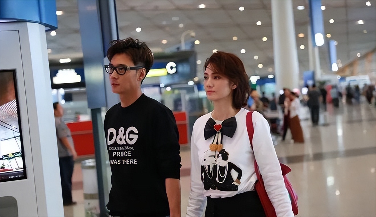 洪欣携小老公走机场,虽然大张丹峰10岁,但穿情侣装看不出年龄差