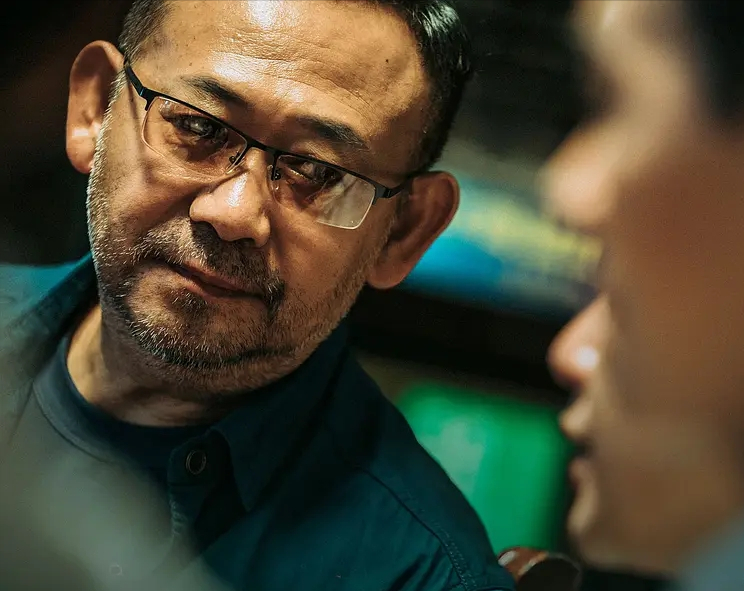 电影《扫黑决战》中，“两面人”曹志远亲手将自己判为死缓