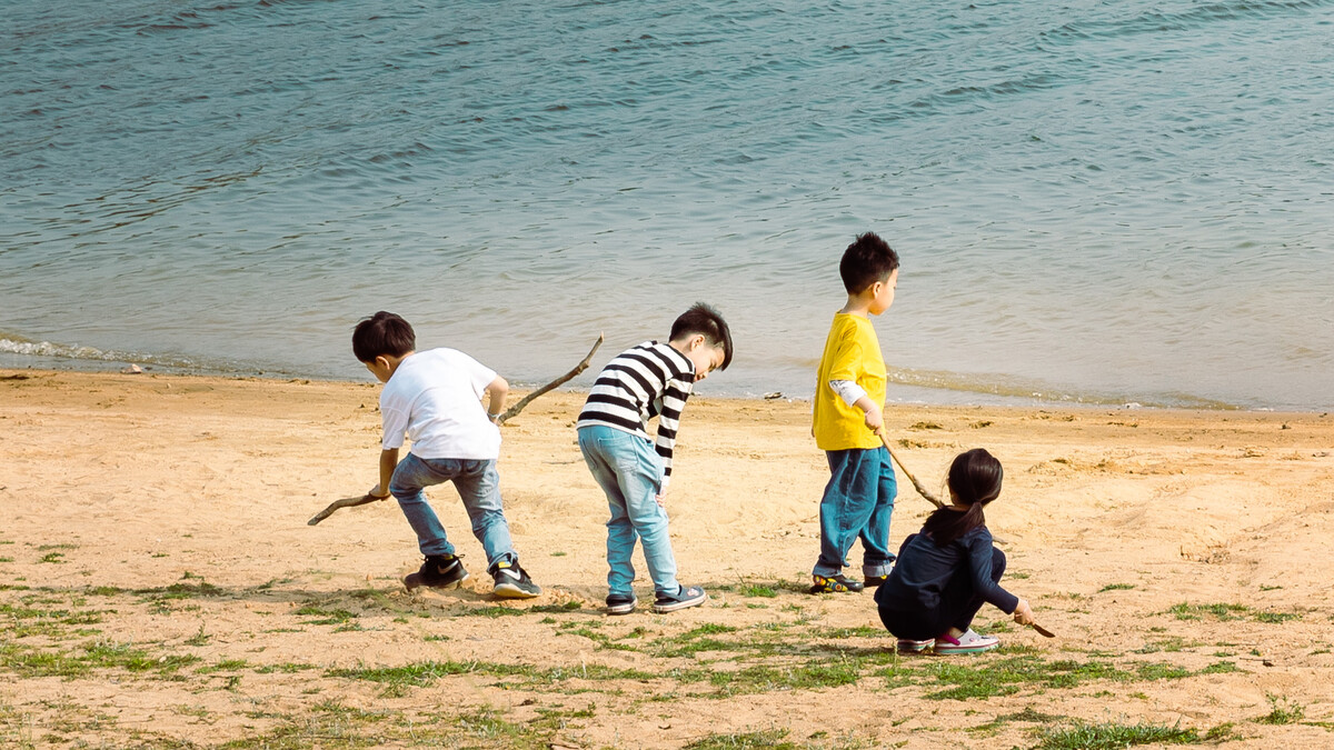 因此,我们要理解,给小孩取绰号,并非他们本身有什么毛病,而应该是小孩