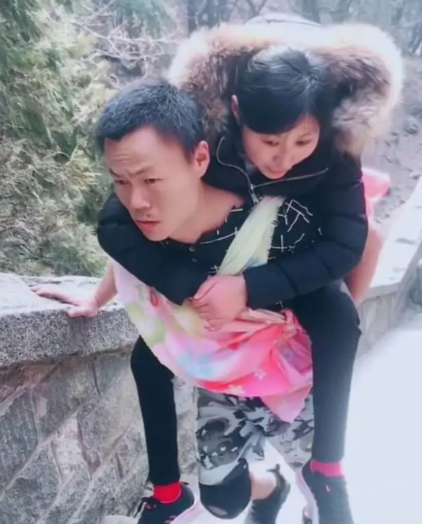 2009年，山东21岁女孩翻墙私奔摔成瘫痪，小伙不离不弃照顾14年