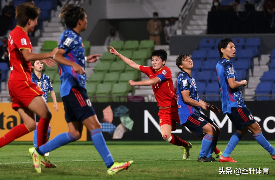 日韩世界杯决赛(伟大2-1！日本进决赛，绝杀功臣激动哭了，水庆霞挥拳动作被复制)