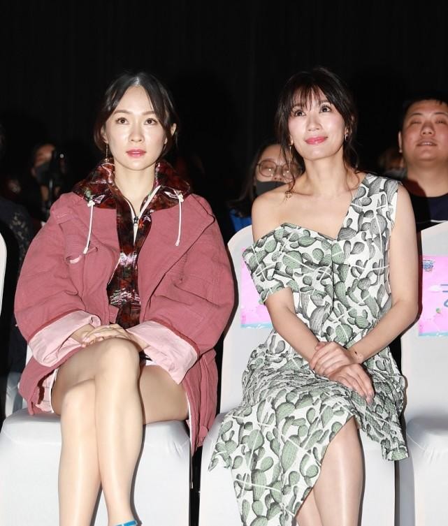 贾静雯的身材不服不行，穿斜肩裙秀线条，同框霍思燕毫不逊色