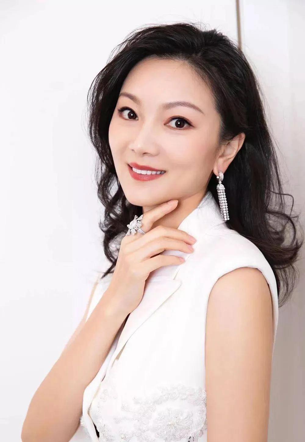 10年前,何珺举报张艺谋超生,被罚748万,张艺谋:谢谢你,姑娘