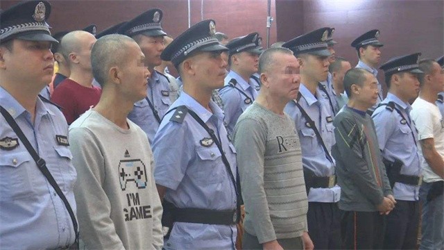 海南黑老大黄鸿发，警方突击抓捕，被捕时狼狈大喊“我没动”