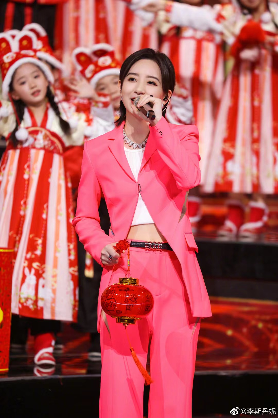 卫视春晚女星造型:赵丽颖最高贵,杨幂最典雅,关晓彤最娇媚