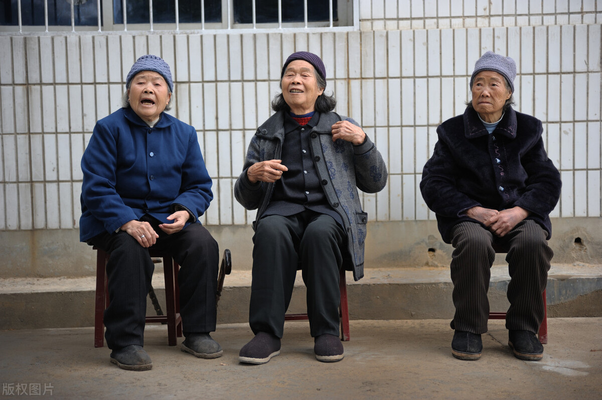 很多人认为，一些农村老人是可怜之人必有可恨之处，为啥这样说？