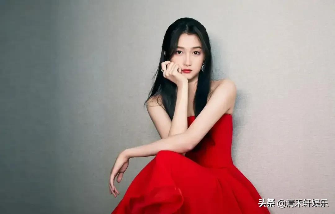 鹿晗正牌女朋友关晓彤，是真好看。鹿晗应该很幸福吧