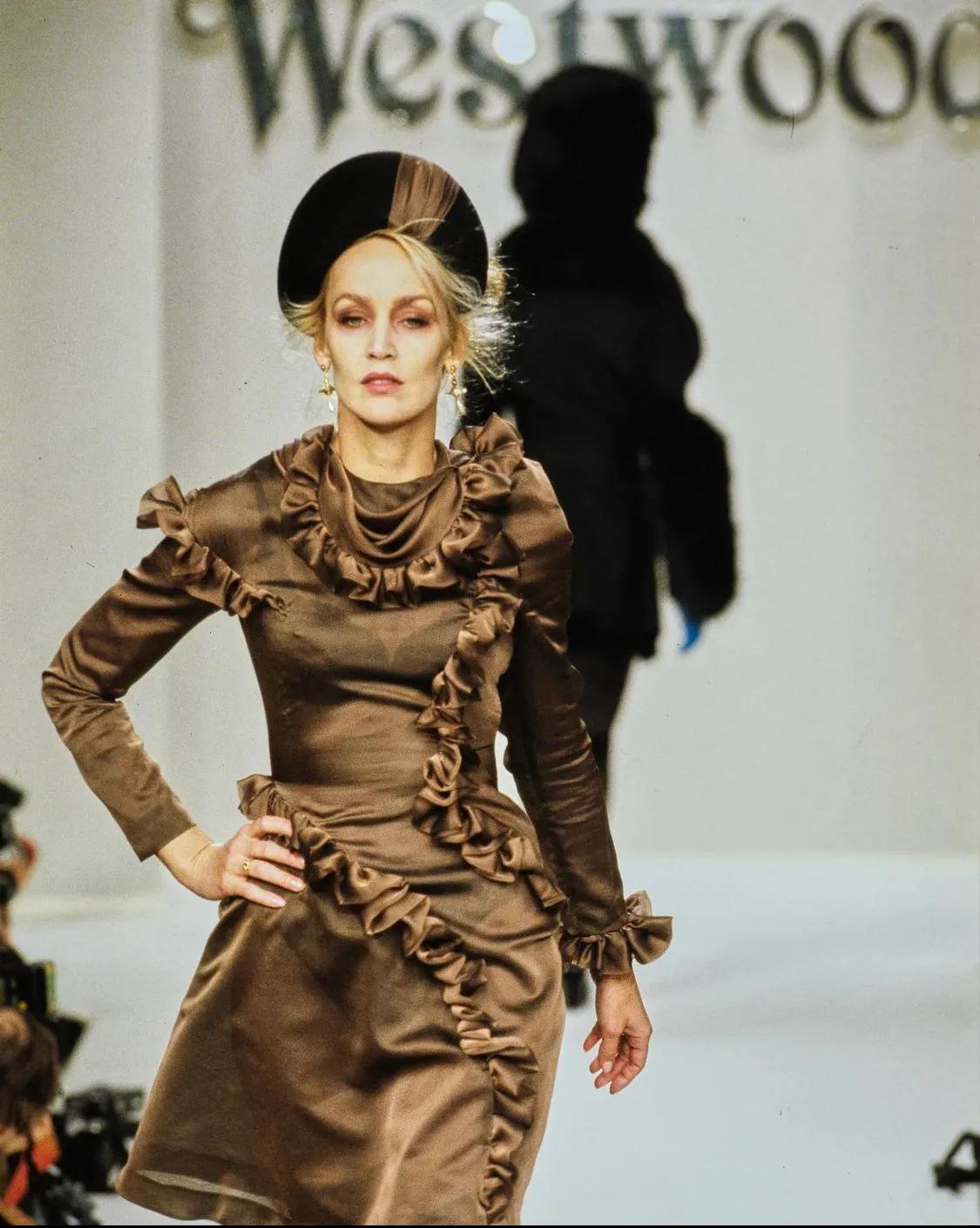 邓文迪91岁前夫默多克要离婚，妻子年轻时随身带婚纱求嫁摇滚巨星