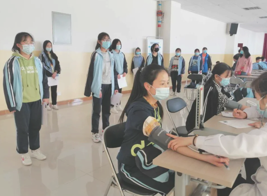 传言高考体检要“脱光光”？高三党惊慌失措，医生更无奈：没想看