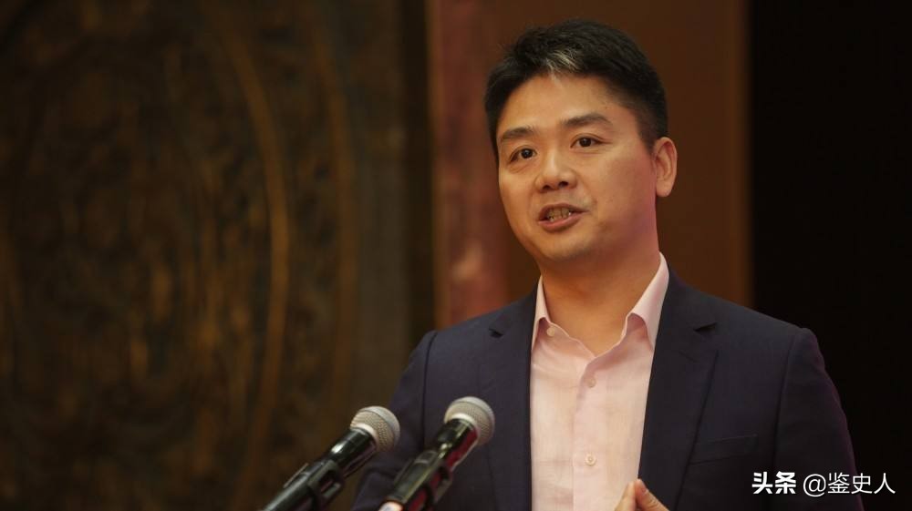 河南小伙，草根出身，如今掌管5000亿财富，曾帮过刘强东和马化腾