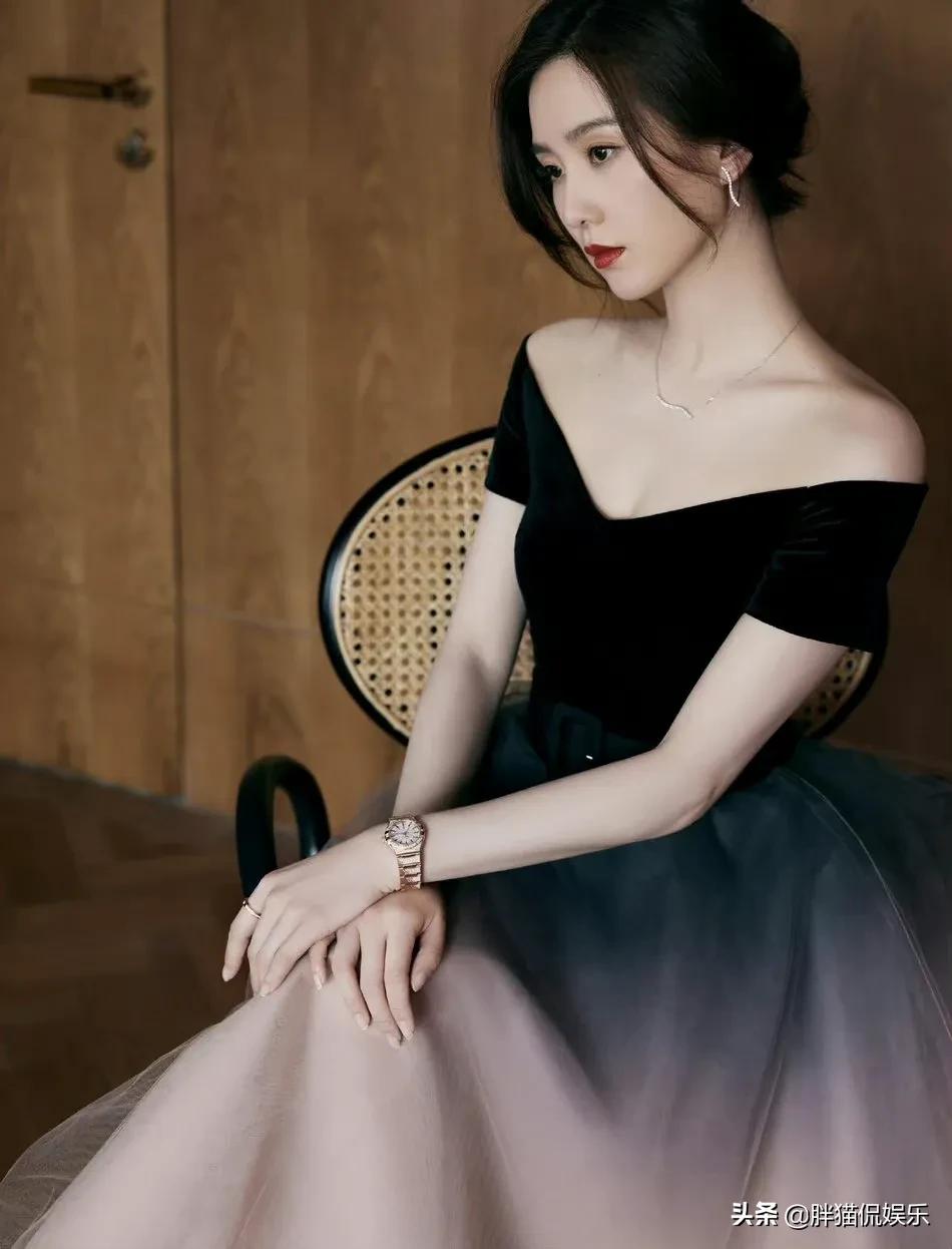 刘诗诗一身黑色上衣配上粉色长裙化身专业舞蹈演员，天鹅颈亮眼