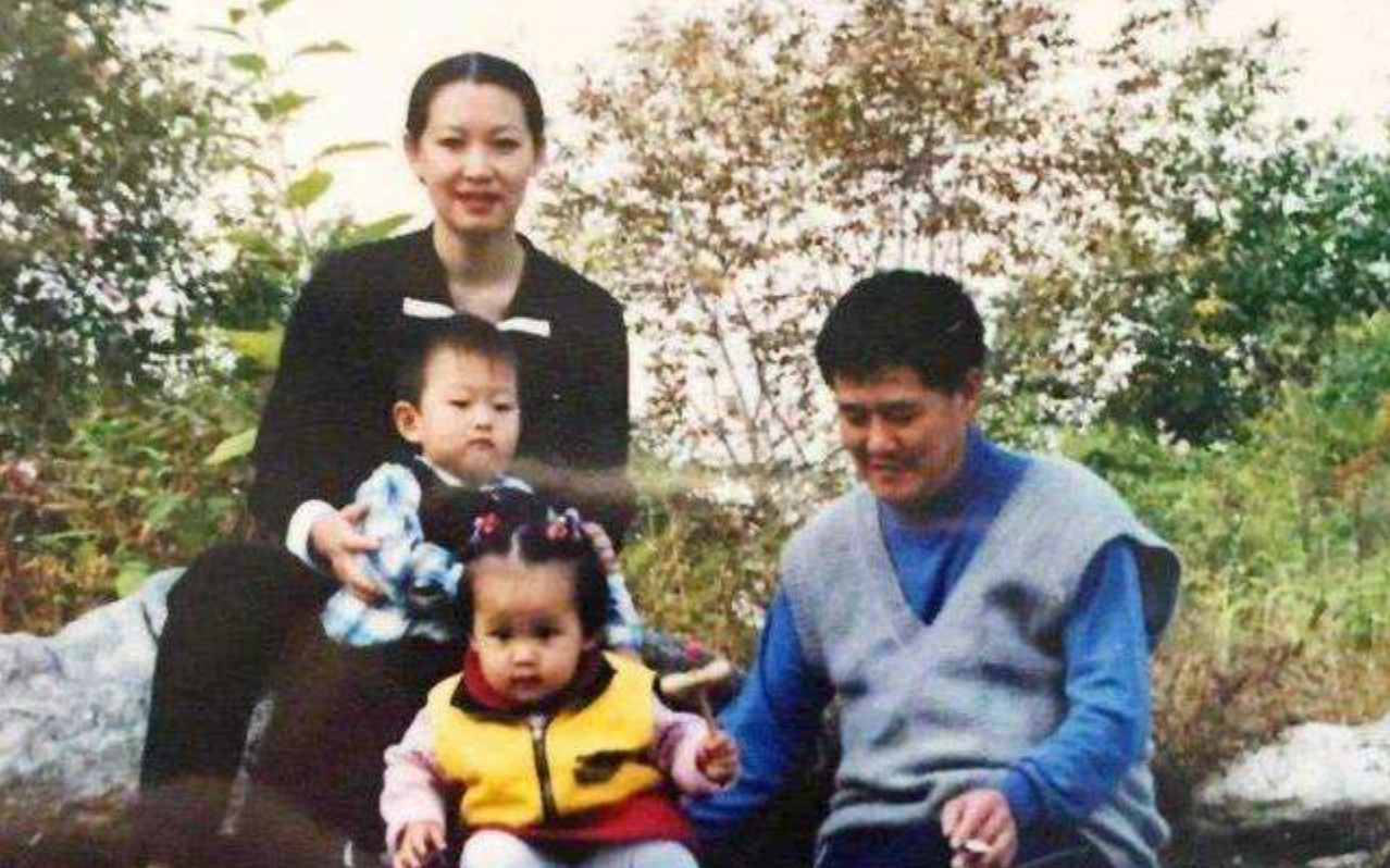 “小品王”赵本山：出身贫苦，成名后和发妻离婚，2婚娶小8岁娇妻