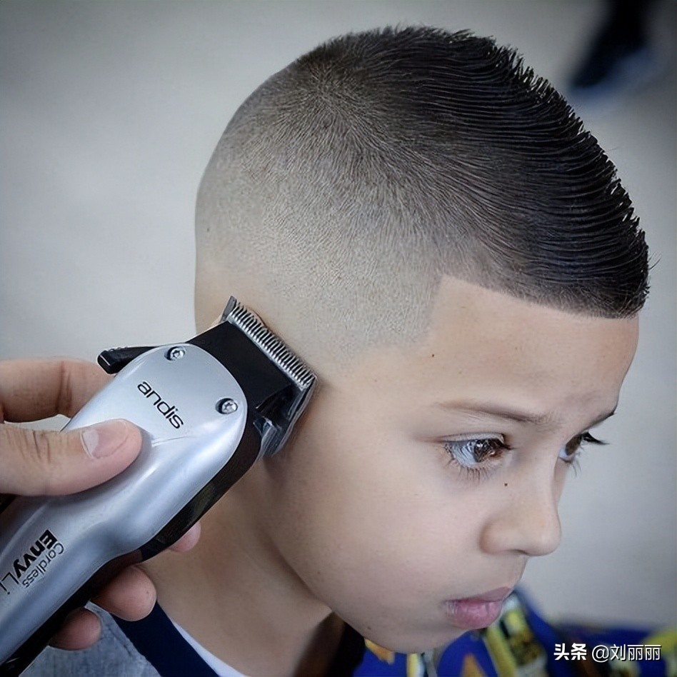 雕刻发型方法图解(别总剪锅盖头了,小男孩发型这样剪,百变时尚帅帅的)