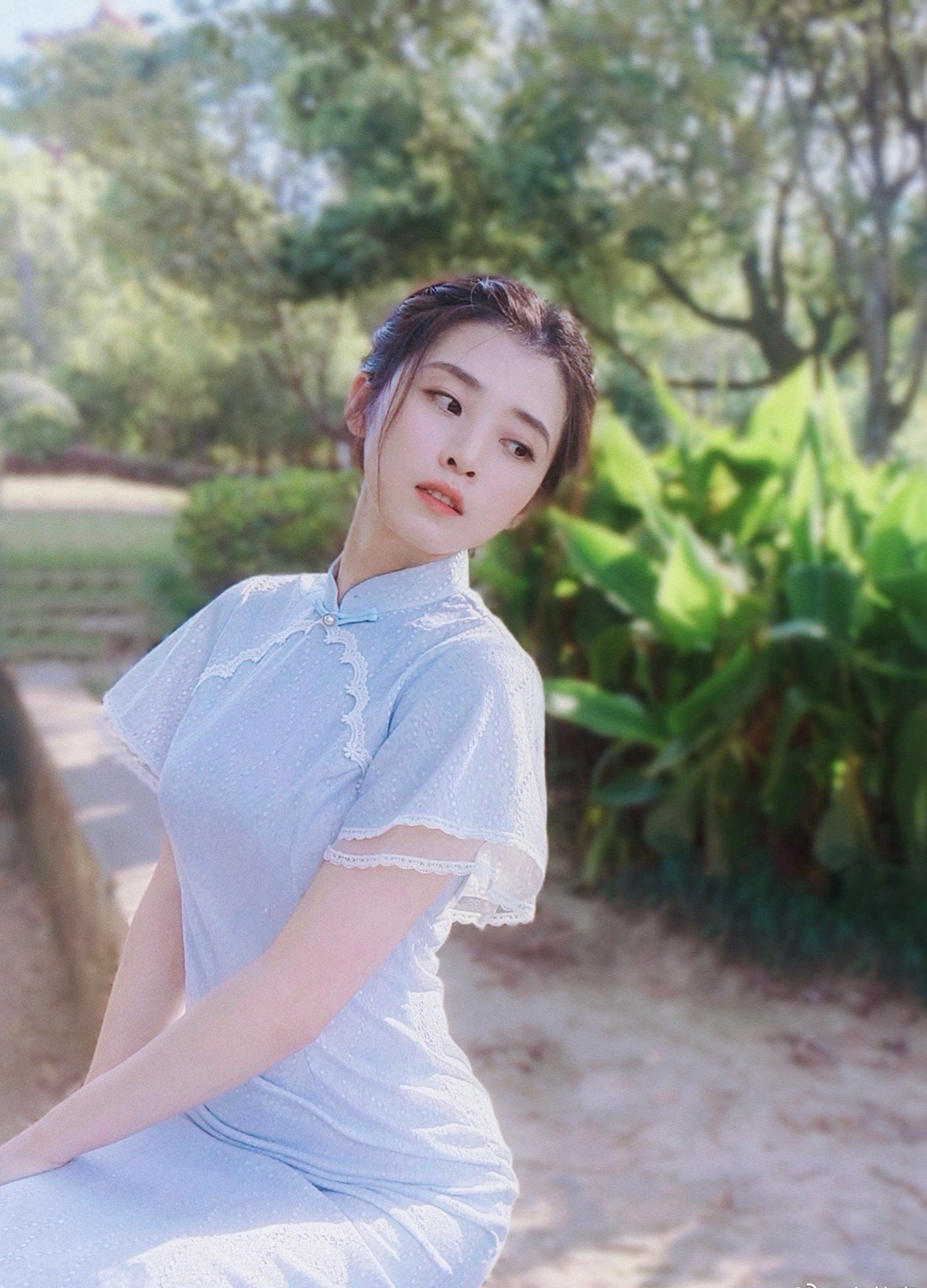 李若嘉蓝色旗袍优雅写真-蘑菇号