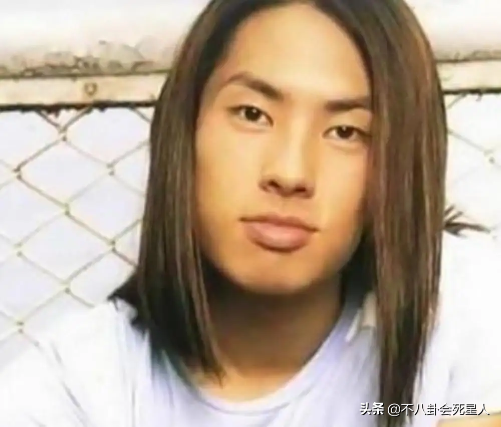 厚嘴唇、大鼻孔、长方脸，这7位男星看似很帅，实则奇怪