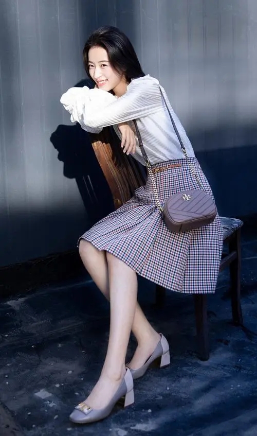 气质美女明星壁纸-周雨彤《爱情而已》