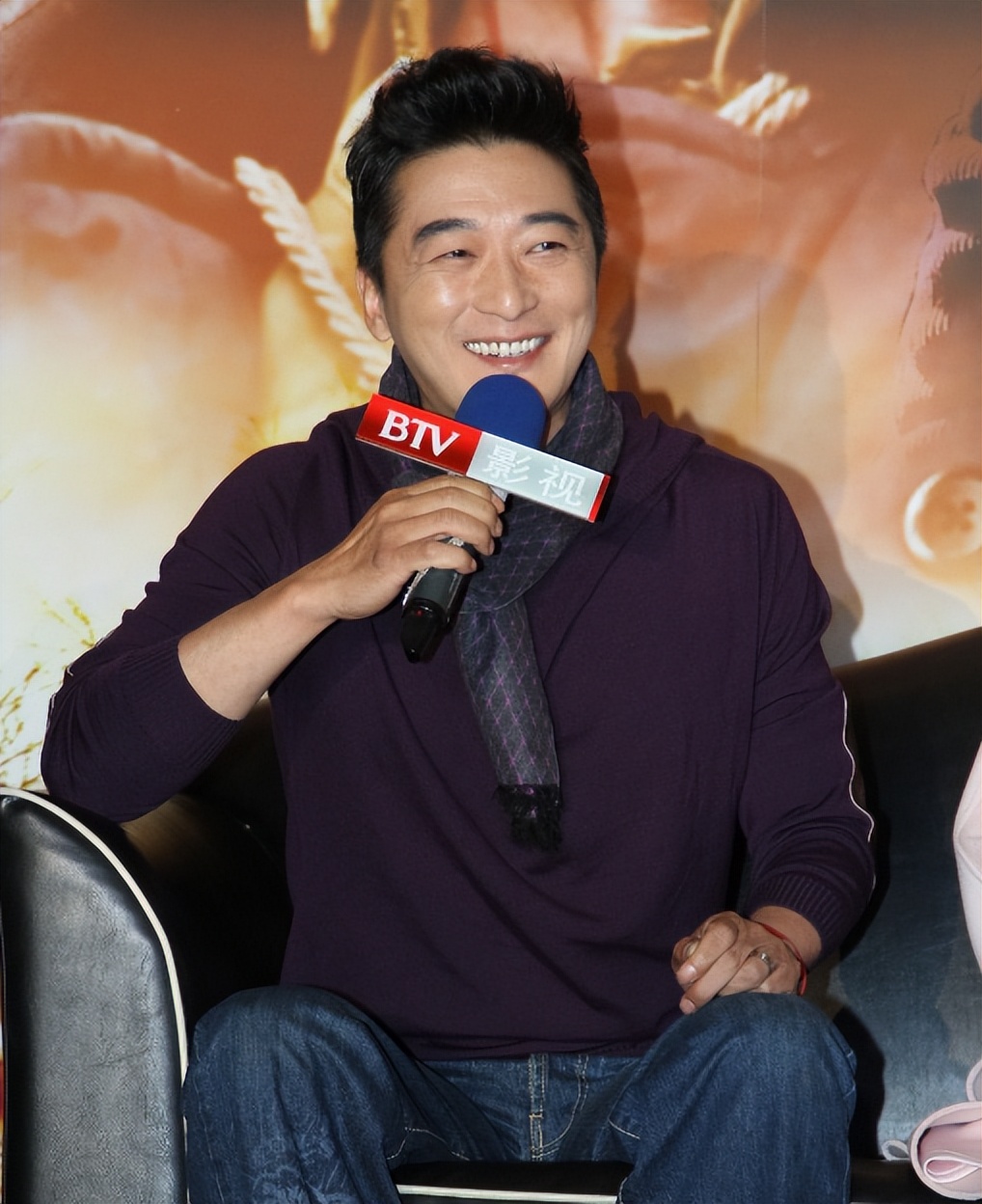 54岁演员邵峰定居加拿大,豪宅内打球吃烤羊,桌上茅台洋酒成排